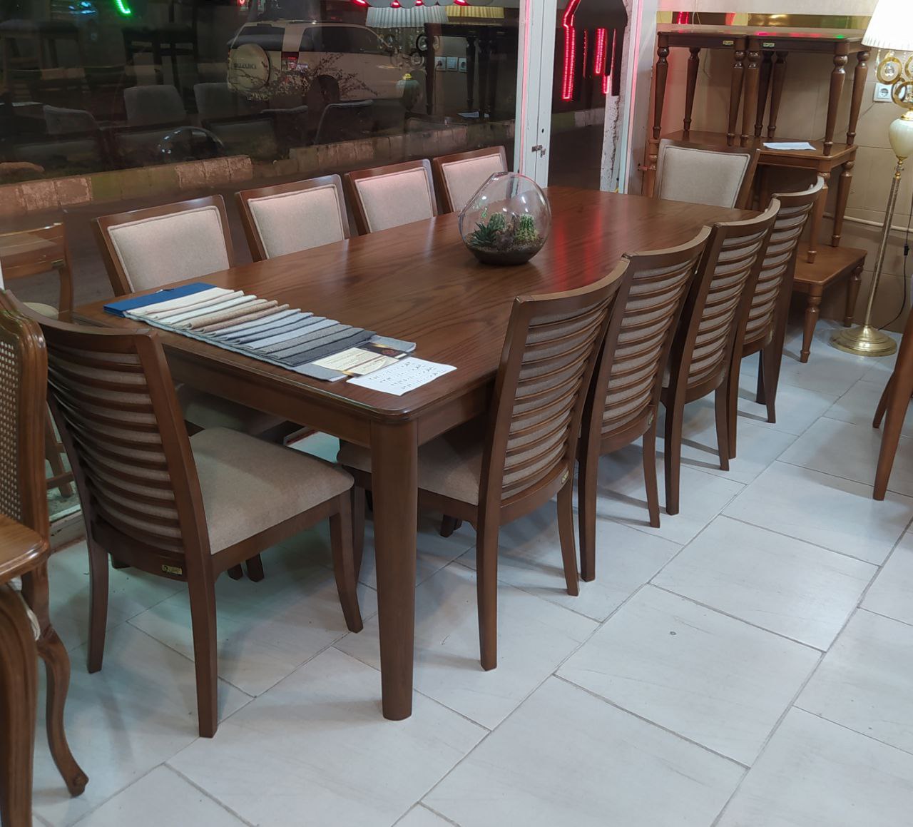 صندلی السا پارچه ای با میز پیکاسو